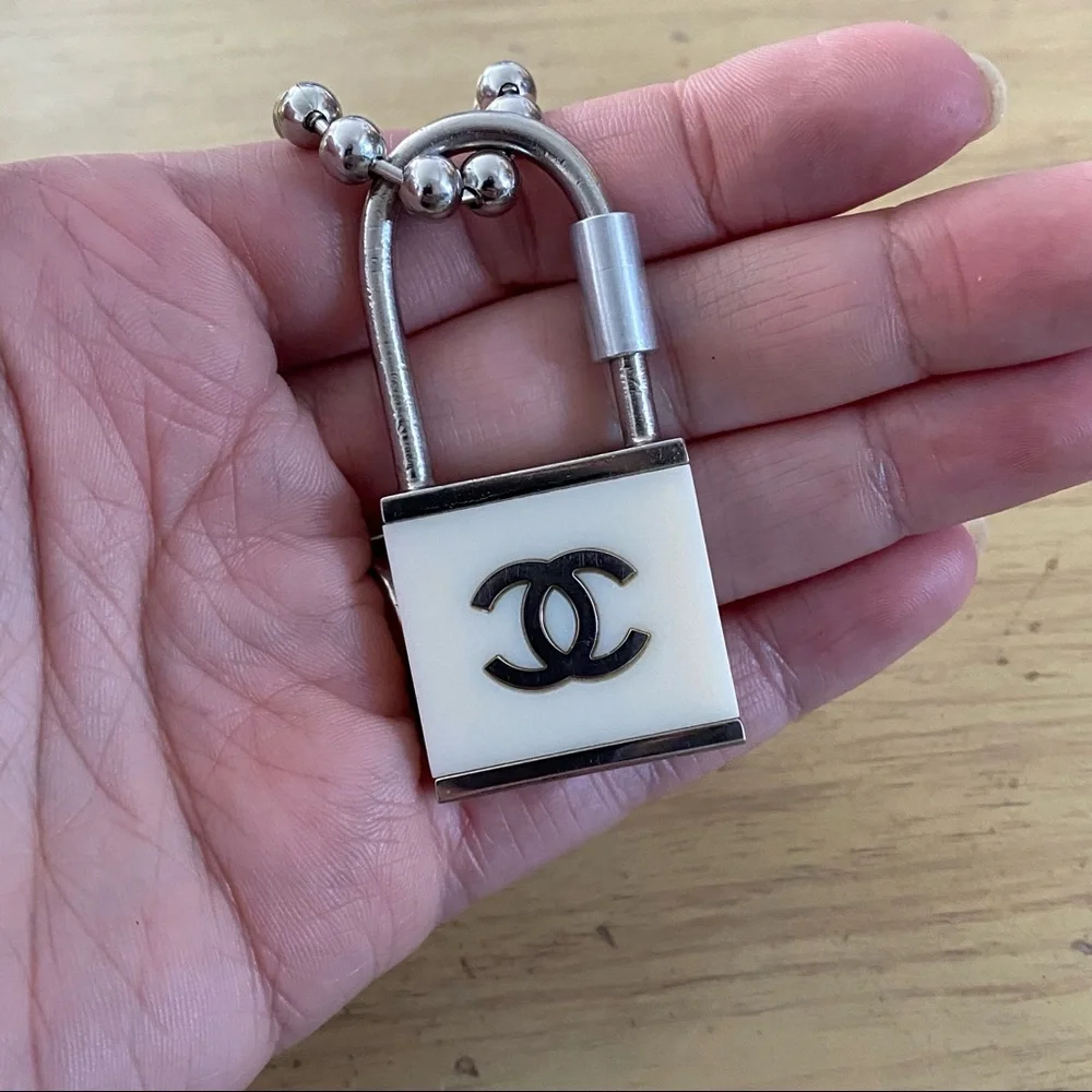 Chanel 02C padlock keychain - Picture 4 of 13
